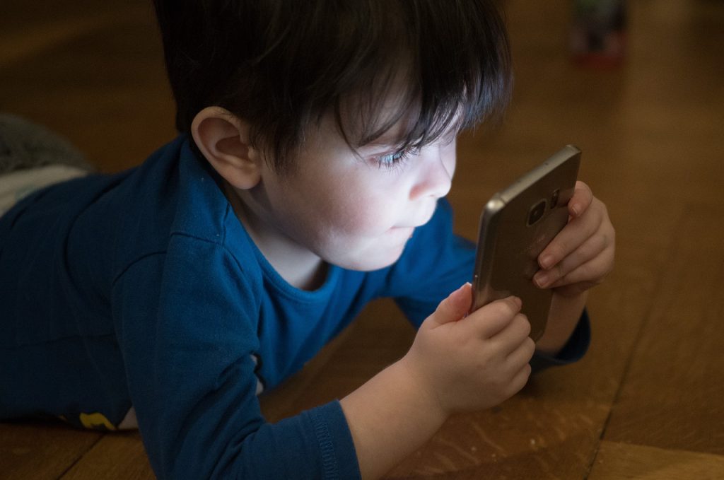 Wpływ smartfonów i tabletów na rozwój dziecka
