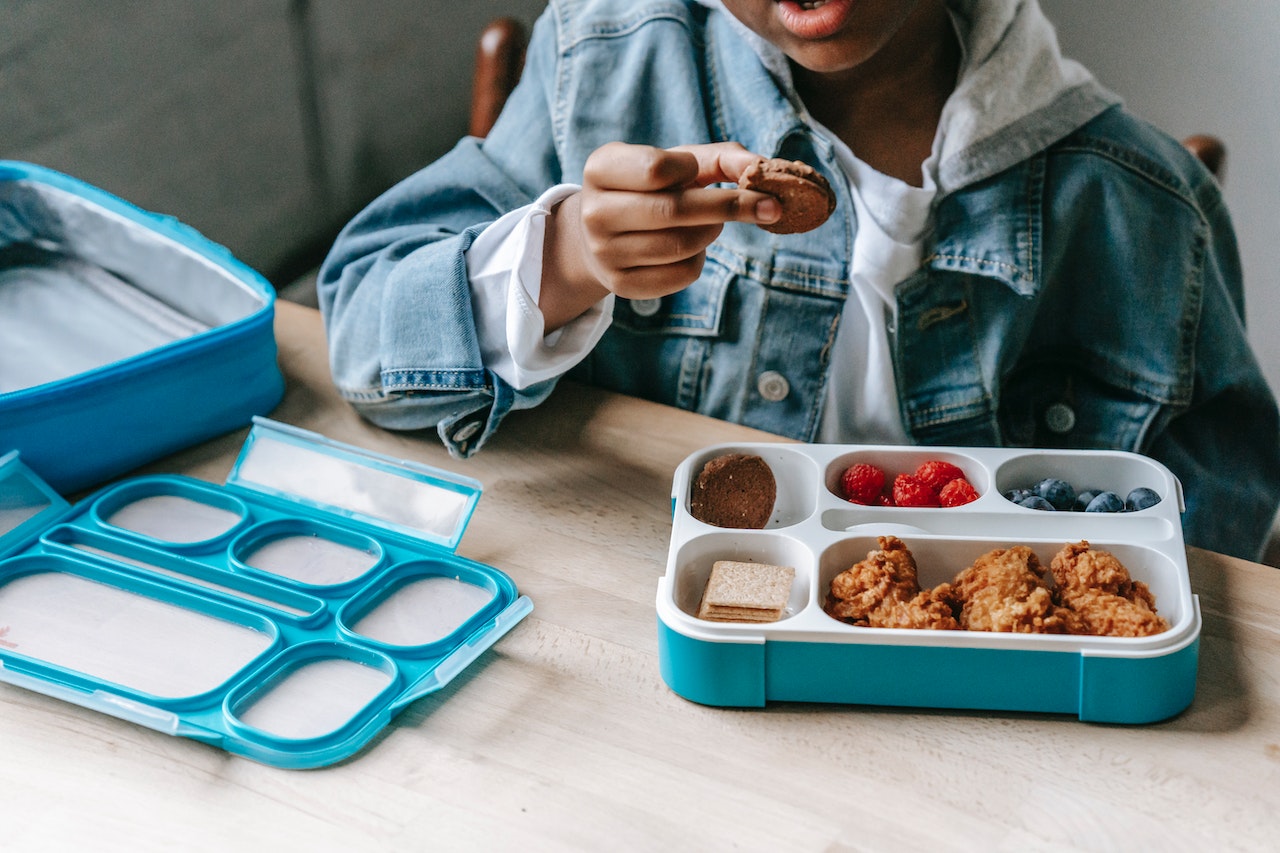Dieta pudełkowa dla dzieci – catering dietetyczny, czy warto?