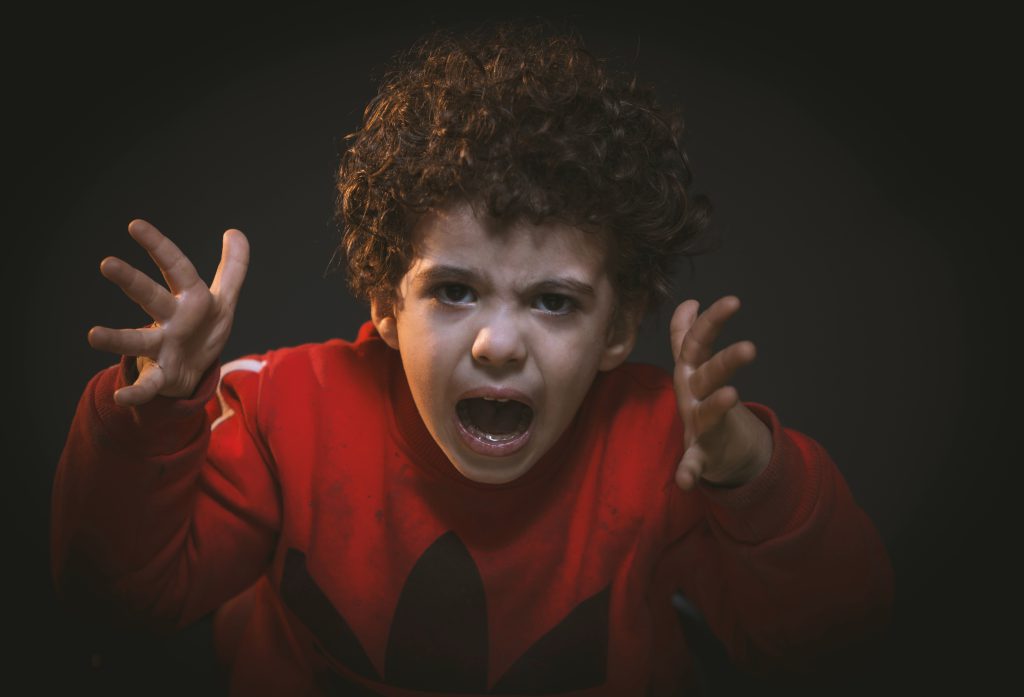 Jak reagować jak dziecko bije rodzica i inne dzieci?